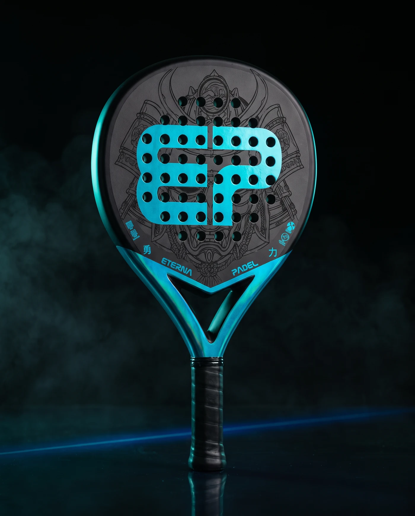 Pala Ronin de Eterna Padel en estudio, turquesa metalizado y negro